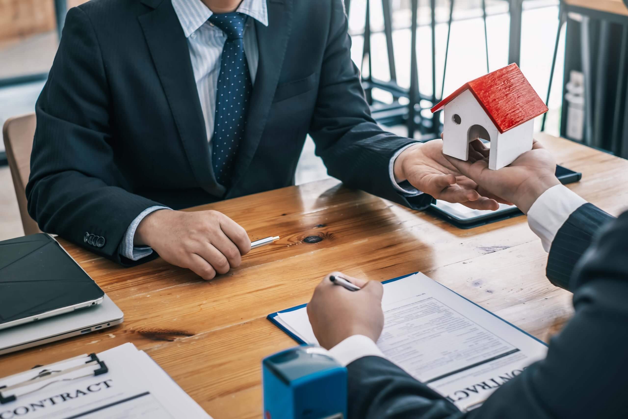 The Top 10 Mistakes To Avoid When Buying A Home In Toronto 7 Signing A Contract To Buy Or Sell Real Estate 2022 12 13 18 03 34 Utc 1 Scaled